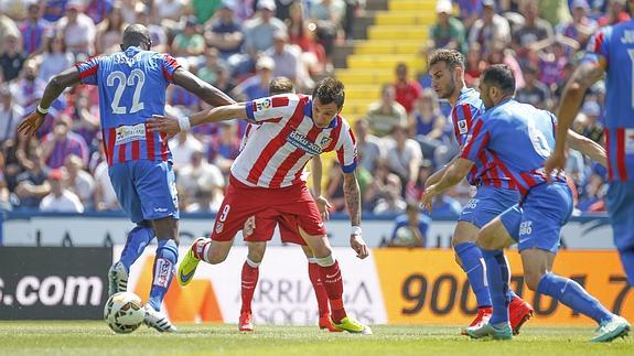 Mandzukic (c) intenta regatear a varios jugadores del Levante. 