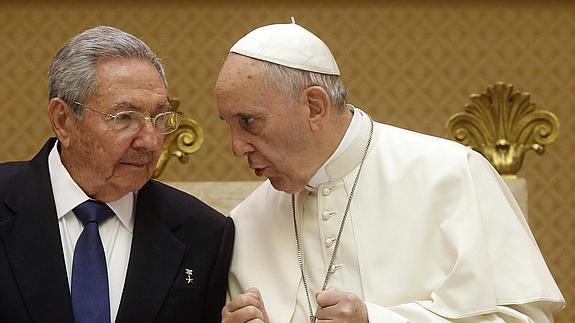 El presidente de Cuba, Raúl Castro, con el Papa. 