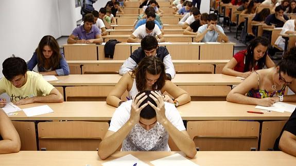 Estudiantes realizando un examen. 