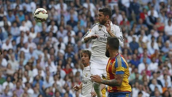 Sergio Ramos, en un cabezazo ante el Valencia. 