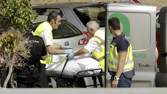 Momento en que es retirado el cadáver del hombre asesinado. 