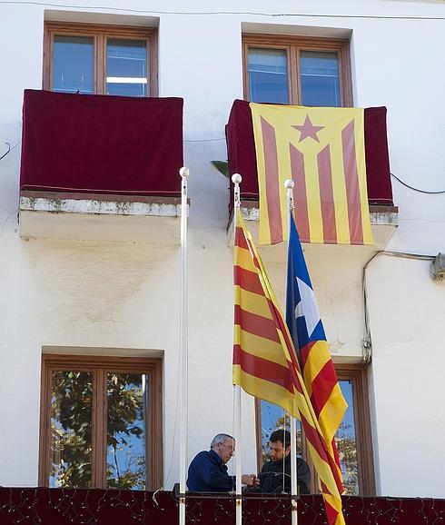 Esteladas en el Ayuntamiento de Arenys de Mar.