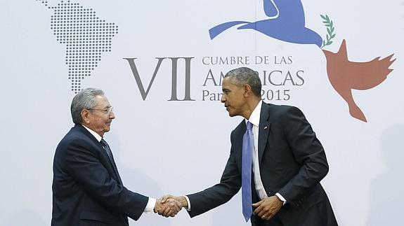 Raúl Castro (i.) y Barack Obama, durante su encuentro en la Cumbre de las Américas. 