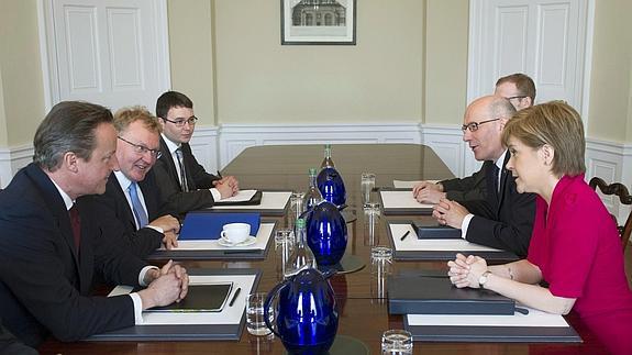 Reunión entre David Cameron y Margaret Sturgeon en Edimburgo.