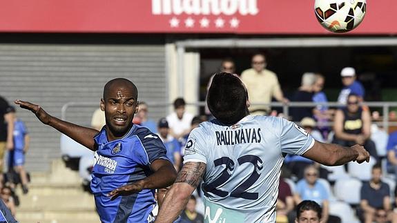 Diawara (i) y Raúl Navas luchan por un balón. 