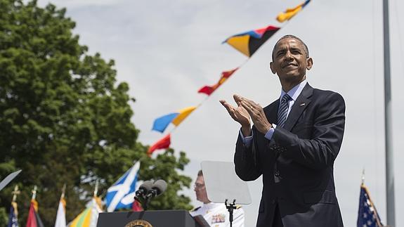 Obama se dirige a los graduados de la Academia de Guardacostas, en Connecticut.