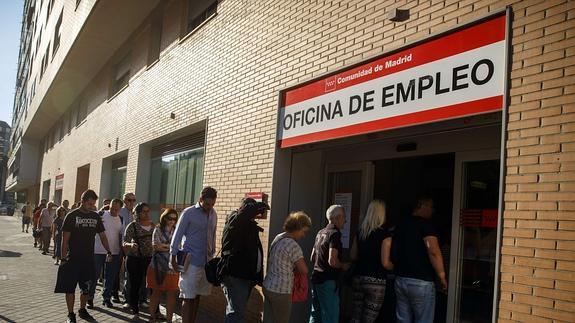 Cola ante una oficina de empleo. 