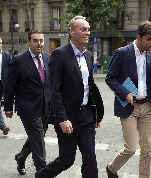 Alberto Fabra, seguido de Gerardo Camps, ayer en Génova.