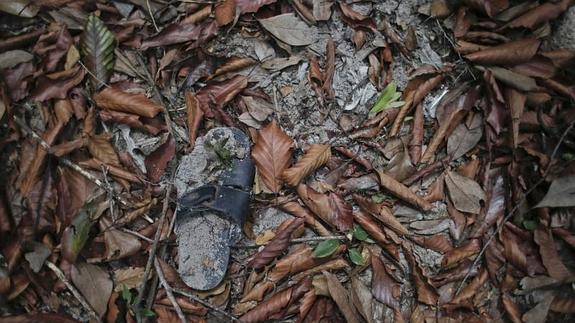 Una zapatilla encontrada en un campamento abandonado en las colinas Wang Burma en Wang Kelian (Malasia).