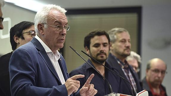 Cayo Lara, coordinador federal de Izquierda Unida, valora los resultados de las elecciones en presencia de Alberto Garzón, candidato de IU a la presidencia del Gobierno.