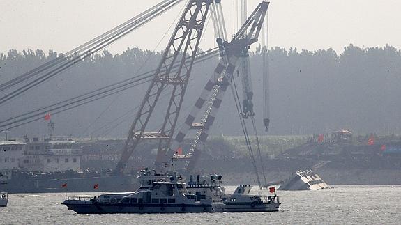 Labores de rescate del 'Estrella Oriental' en el río Yangtsé. 