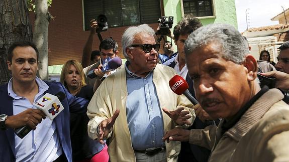 Felipe González se dirige a los medios en Caracas.