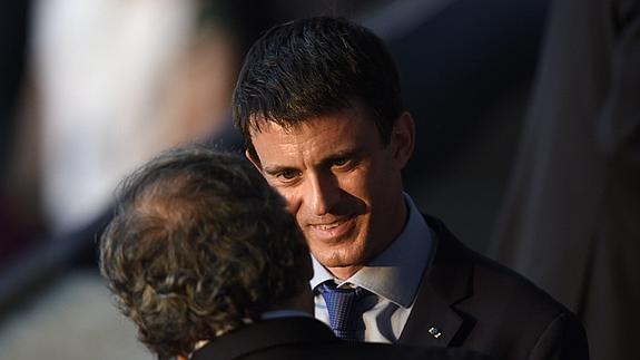 Manuel Valls habla con Michel Platini durante el partido. 