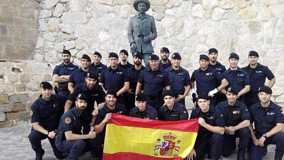 La foto de los guardias civiles con la estatua de Franco llega al Parlamento