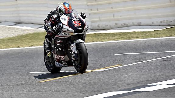 Johann Zarco cruza la meta en Montmeló. 