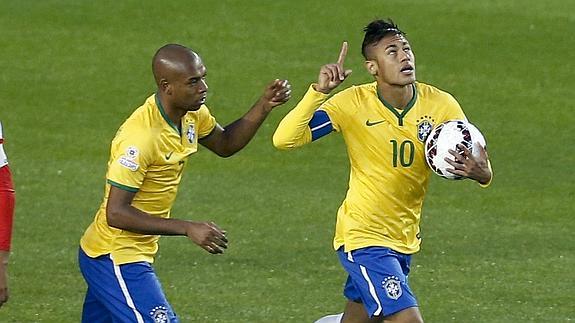 El delantero brasileño Neymar jr. (d) celebra su gol.