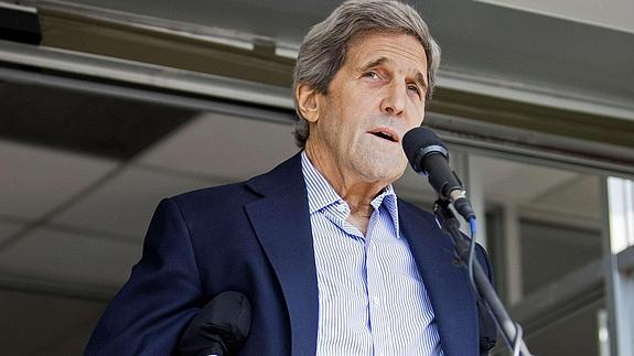 El secretario de Estado de EE UU, John Kerry, comparece en rueda de prensa tras salir del hospital.