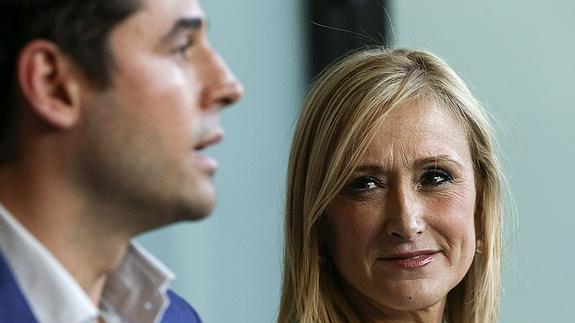 El portavoz de Ciudadanos, Ignacio Aguado (i) y la candidata del PP a la presidencia de la Comunidad de Madrid, Cristina Cifuentes (d).