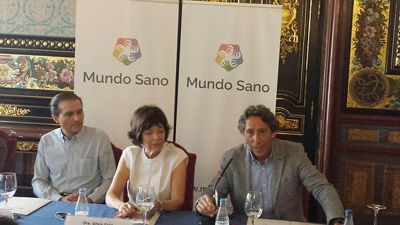 Pedro Albajar, Silvia Gold y Rogelio López-Vélez, durante la presentación de Mundo Sano.