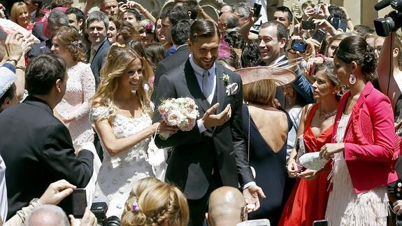 Fernando Llorente y su esposa María Lorente, tras contraer matrimonio en la basílica de Santa María del Coro de San Sebastián.