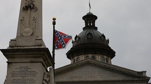 Bandera confederada frente al Congreso Estatal de Carolina del Sur.