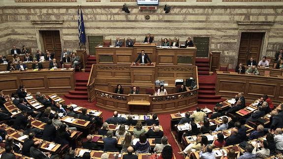 Tsipras, durante el debate parlamentario.