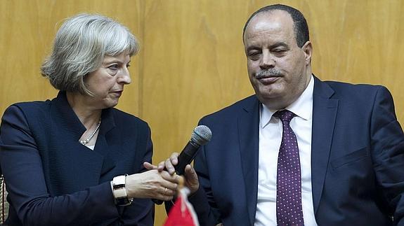 Theresa May y Najem Gharsalli.