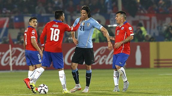 Gonzalo Jara (i) y Edinson Cavani. 