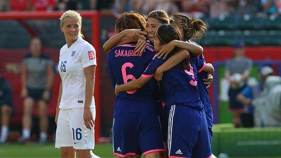 Japón celebra el primer gol del partido ante Inglaterra.