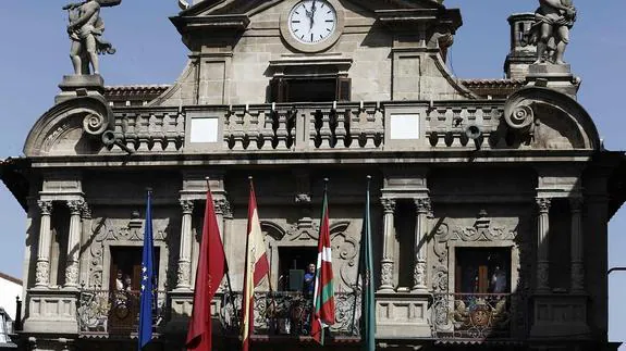 Colocación de la Ikurriña en el balcón del Ayuntamiento de Pamplona. 