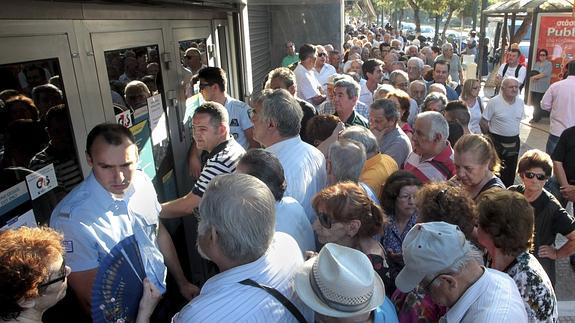 Pensionistas griegos esperan ante una sucursal bancaria para cobrar sus subsidios.