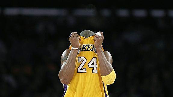 Kobe Bryant en un partido con los Lakers. 