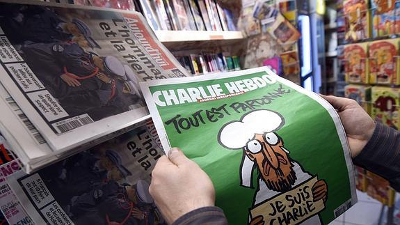 Un hombre sostiene un ejemplar de 'Charlie Hebdo'.