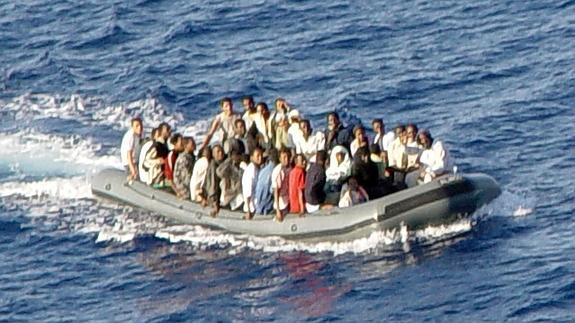 Una patera con inmigrantes frente a las costa siciliana.