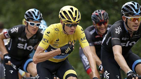 Froome con sus compañeros del Sky durante este Tour. 