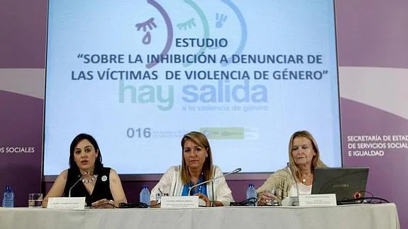Susana Camarero (c), Blanca Hernández (i) y Pilar Menchón (d) presentan el estudio.