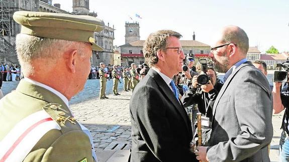 El presidente de la Xunta de Galicia, Alberto Núñez Feijóo (2d), saluda al alcalde, Martiño Noriega (d).