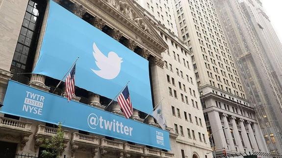 Un cartel de Twitter frente a la bolsa de Nueva York.