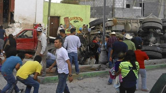 La gente alrededor de la camioneta que se estrelló contra una multitud de peregrinos en México.