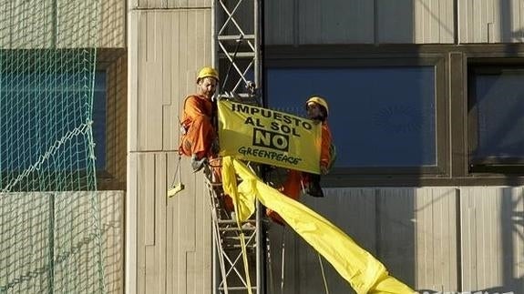 Activistas frente al Ministerio de Industria.