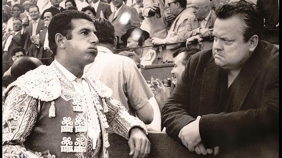 El cineasta Orson Welles (d), junto al torero Antonio Ordoñez.