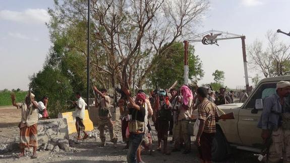 Efectivos progubernamentales yemeníes celebran la toma de la base de Al Anad.