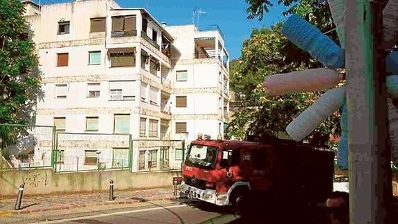 Un vehículo de los bomberos, el 29 de julio, junto al edificio donde murió Dolores Moya. 