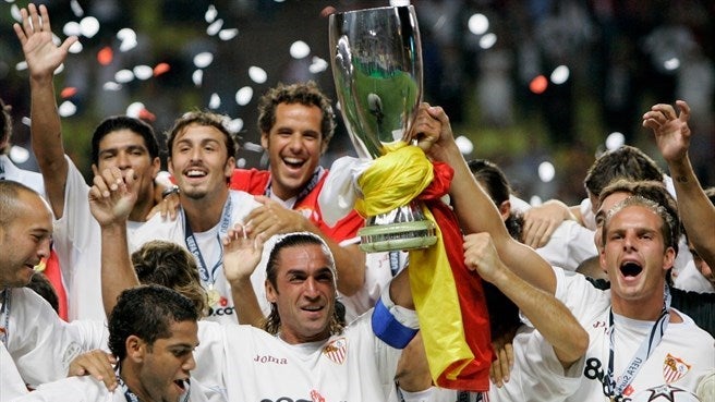 Javi Navarro levantó la Supercopa en 2006. 