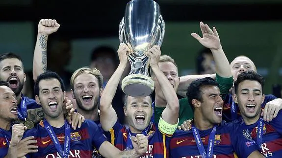 Jugadores del Barcelona celebran con el trofeo de la Supercopa. 