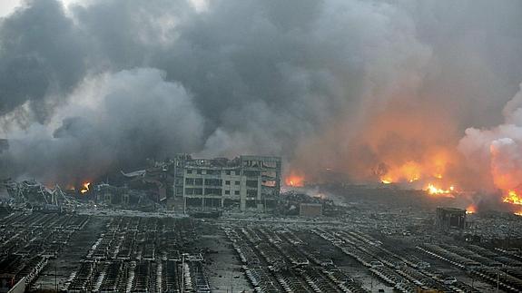 Los bomberos tratan de controlar el fuego en la zona industrial de Tianjin. 