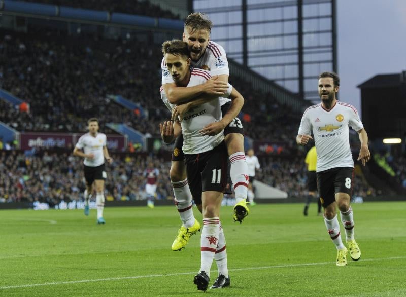 Januzaj es abrazado tras marcar el tanto de la victoria. 