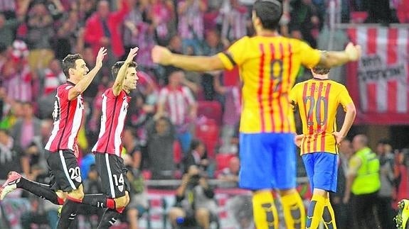 Aduriz (i) y Susaeta celebran uno de los goles. 