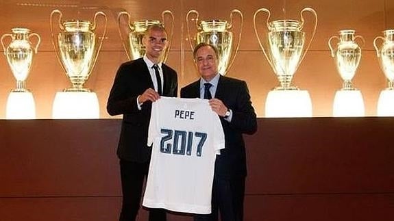 Pepe con Florentino Pérez tras la renovación. 