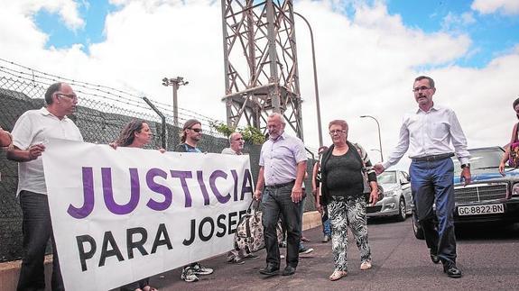 Josefa Hernández (c), de 62 años, a su llegada al centro penitenciario de Tahíche (Lanzarote).